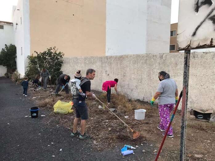 Un grupo de vecinos de La Pardilla se organizó para limpiar la zona aledaña a Makro / TA